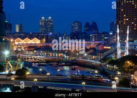 The Singapore River flows past Clarke Quay and the CBD Stock Photo