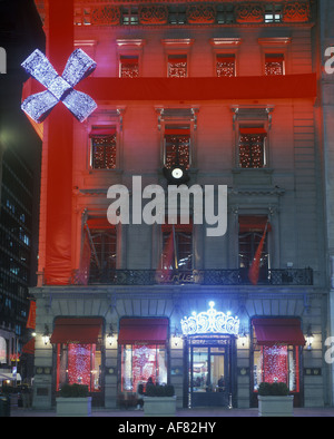 GIANT RED RIBBON CHRISTMAS CARTIER STORE FIFTH AVENUE MANHATTAN NEW YORK CITY USA Stock Photo