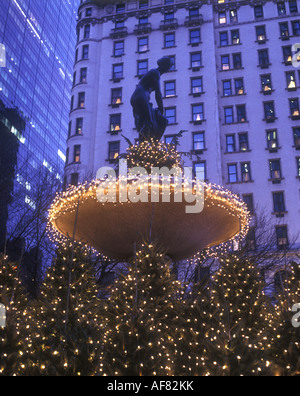CHRISTMAS TREES PULITZER FOUNTAIN PLAZA HOTEL (©HENRY J HARDENBERGH 1907) MANHATTAN NEW YORK CITY USA Stock Photo