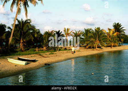 Two people walking on the beach, Placencia, Halbinsel Placencia, Belize Stock Photo