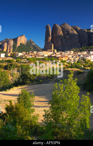 Vista de los Mallos de Agüero, pueblo de Agüero, Huesca. Aragón España