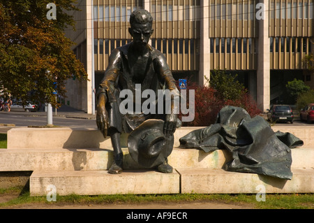 Statue of Jozsef Attila next to Parliament in central Budapest Hungary EU Stock Photo