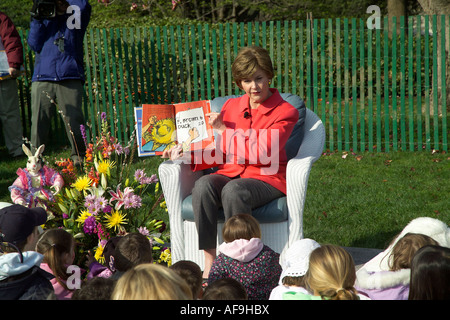 First Lady laura Bush reading a children book at the annual White House Easter egg roll 2007 Stock Photo