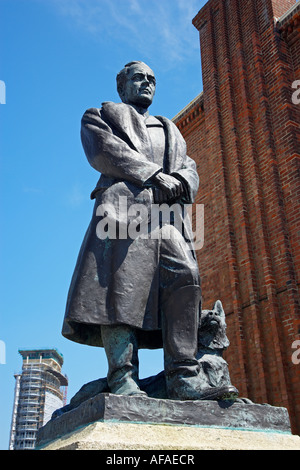 Statue of Captain Scott, Portsmouth Historic Dockyard, Portsmouth, Hampshire, England, UK Stock Photo