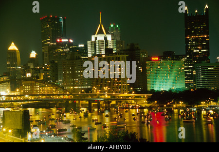 Pittsburgh Pennsylvania,city skyline cityscape,downtown,city center centre,buildings,architecture,architectural,urban,population,at,night nightlife ev