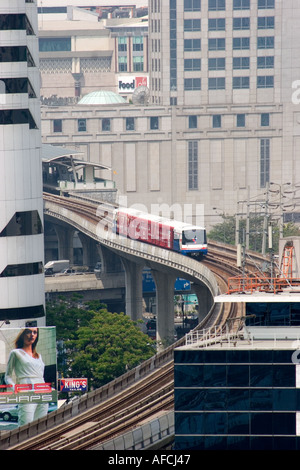 Bangkok BTS Skytrain in transit along elevated curved railway track between Pleonchit and Nana stations on the Sukhumvit Line above Sukhumvit Road Stock Photo