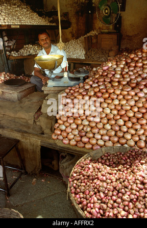 India Karnataka Mysore Devarjala Market garlic ginger and onion stall Stock Photo