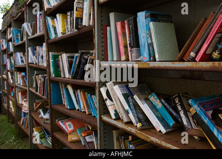 Second hand books, bookshelf, free unwanted unloved old books. The Hay Festival Hay-on-Wye  Powys Wales UK 2006 2000s HOMER SYKES Stock Photo