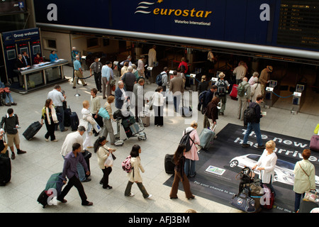 Group of Travellers Passengers Tourists with Luggage and Baggage at Waterloo terminal Stock Photo