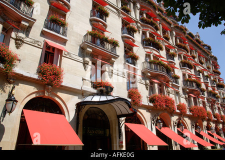 FRANCE Ile de France Paris Avenue Montagne Five star Hotel Plaza Athenee with red geraniums in haute couture fashion district Stock Photo