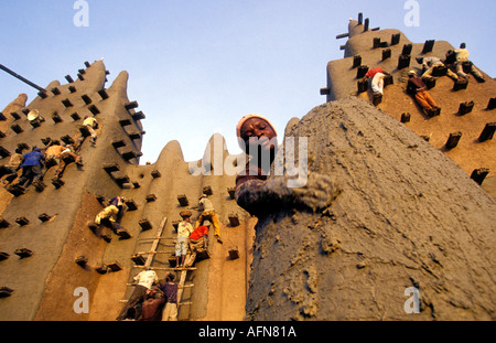 Mali Djenne People working on restoring and applying the Grand Mosque with fresh mud Stock Photo