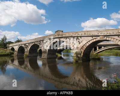 ATCHAM OLD STONE BRIDGE over River Severn in summer Atcham Shropshire England UK Stock Photo