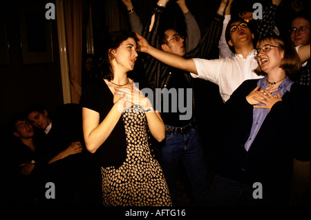 Freshers Week Oxford University 1995, Oxford Union holds a ‘Freshers Fling’ disco in debating chamber, student sings Karaoke 1990s 1995 HOMER SYKES Stock Photo