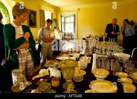 Country house auction hose sale at Newnham Hall Northamptonshire 1994, dealers examining antiques that will go on sale 1990s UK  HOMER SYKES Stock Photo
