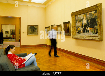 Courtauld Art Gallery Somerset House 22 March 1990 1990s UK. Woman artist drawing from, A Bar at the Folies Bergère by Édouard Manet London Stock Photo