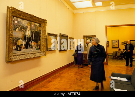 Courtauld Art Gallery Somerset House London 22 March 1990 1990s UK. A Bar at the Folies-Bergère Édouard Manet people looking at paintings. Stock Photo