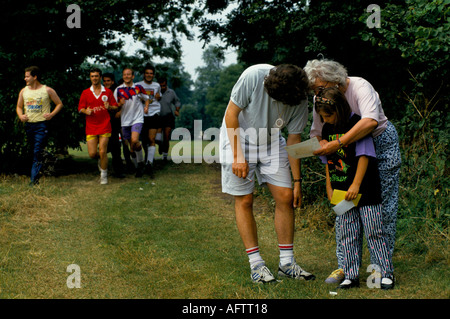 Orienteering Sunday morning meeting people studying the map. Event organised by Croydon council. Surrey May 1991 1990s UK HOMER SYKES Stock Photo