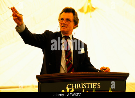 Lord Hindlip Christies auctioneer. Auction country house sale Newnham Hall Northamptonshire 1994, auction taking place. 1990s UK HOMER SYKES Stock Photo