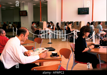 Internet cafe London UK 1990s. Customers in cafe  computer terminals in background office workers lunch time. 1999 England. HOMER SYKES Stock Photo