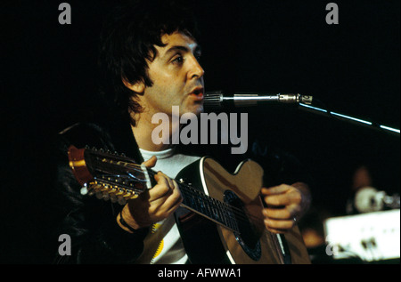 Paul McCartney singing playing guitar 1970s UK HOMER SYKES Stock Photo