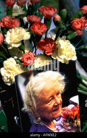 Queen Mother passing away tribute placed outside her London home Clarence House  April 2002, 2000s UK  HOMER SYKES Stock Photo