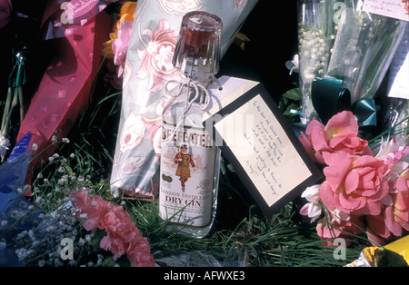 Queen Mother passing away tribute placed outside her London home Clarence House  April 2002, 2000s  A bottle of Beefeater Gin HOMER SYKES Stock Photo