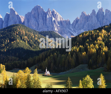 IT - DOLOMITES: St Johann in Ranui and Geisler Spitzen Mountains Stock Photo