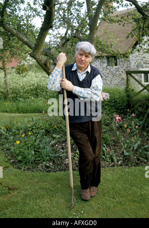 Robert Organ, British painter in the garden at Lower Ridge, a farmhouse, close to the East Devon and Somerset border. circa 1995 1990s UK  HOMER SYKES Stock Photo