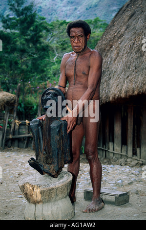 geography / travel, Indonesia, people, Dani tribe men with mumie of ancestor,  Island New Guinea, Irian Jaya, Baliem valley, , Additional-Rights-Clearance-Info-Not-Available Stock Photo