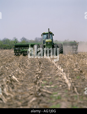 NO TILL SOYBEAN DRILLING IN CORN STUBBLE NO PREVIOUS TILLAGE TOM BELL LONE TREE IOWA Stock Photo