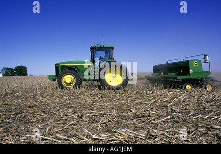 NO TILL FARMING TRACTOR IN FIELD Stock Photo