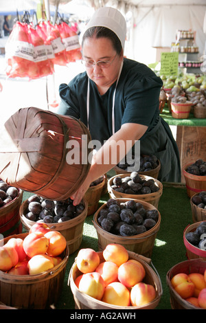 Shipshewana Indiana,Shipshewana Flea Market,Amish woman,produce,vendor vendors stall stalls booth market marketplace,greengrocer,stall,fruit baskets,p Stock Photo