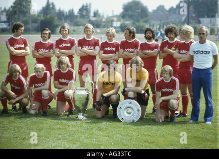 Sport, Sports, football / soccer, FC Bayern Munich, team photo, with German and European champions trophies, 1974, Stock Photo