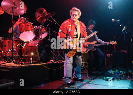 https://l450v.alamy.com/450v/ag36a3/legendary-american-rock-band-mountain-leslie-west-guitar-corky-laing-ag36a3.jpg