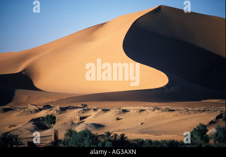 Algeria Taghit Sahara Traditional well with sand dunes in background Stock Photo