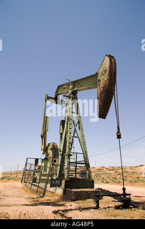 Heavy crude oil pump, north of Bakersfield, California, USA Stock Photo