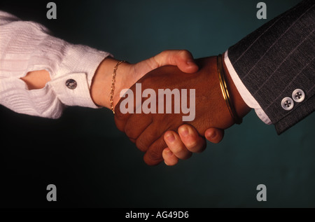 Handshake betwwn white female and black man 1795 Stock Photo