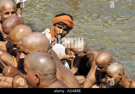 ARF79277 Indian priest conducts prayers for devotees who have shaved their head Stock Photo