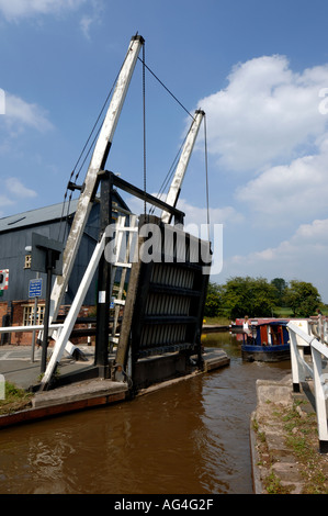 Wrenbury Lift Bridge on The Shropshire Union Canal Wrenbury England ...