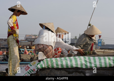 Vietnamese floating market Stock Photo - Alamy