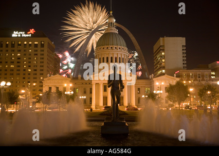 Fourth of July, Running Man Fountain statue, Old Courthouse, Gateway Arch from Kiener Plaza in downtown St Louis, Missouri Stock Photo