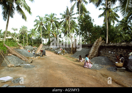 India Kerala Kovalam work women breaking rocks by the side of the road Stock Photo