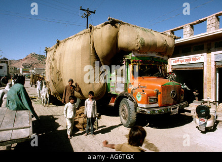 India Rajasthan Barmer transport overladen truck Stock Photo