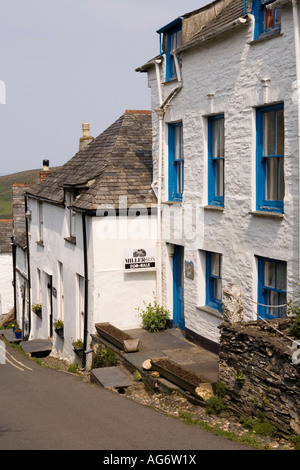 UK Cornwall Boscastle Upper Town Fore Street property for sale Stock Photo