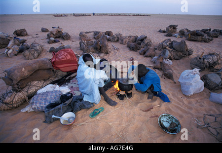 Niger Tenere Tuareg tribe doing traditional salt caravan from Agadez to the oases Fachi and Bilma Stock Photo