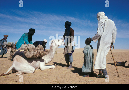 Niger Tenere Tuareg tribe doing traditional salt caravan from Agadez to the oases Fachi and Bilma Stock Photo