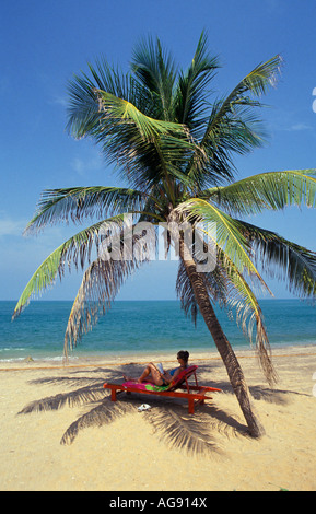 Sri Lanka Negombo, Tourist reading at beach Stock Photo