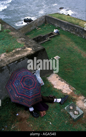 courting-couples-snuggle-under-an-umbrella-fort-galle-sri-lanka-aga540.jpg