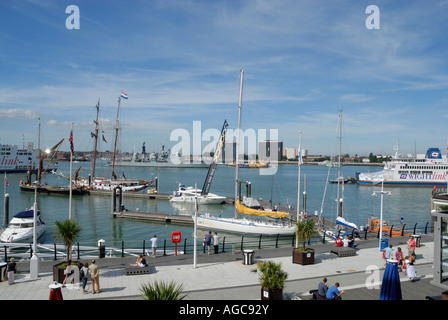 Battle ship enters Portsmouth Naval  HMS Nottingham (D91), is a batch two Type 42 Destroyer of the Royal Navy, Moored Yachts  on Pontoons at Gunwharf Quay, Portsmouth Stock Photo