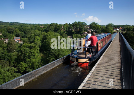 Crossing Thomas Telfords Pontcysyllte Aqueduct over the Dee Valley North Wales Stock Photo